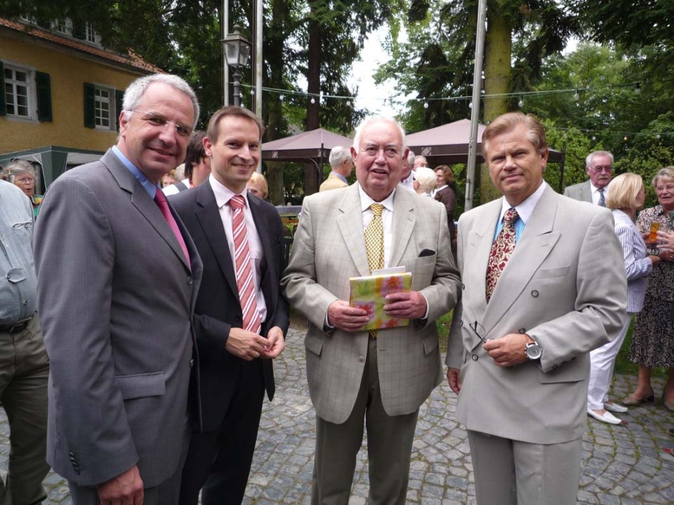 Rainer Deppe, Dr. Markus Heider und Erhard Fsser (v.l.) zhlten zu den Gratulanten des Jubilars