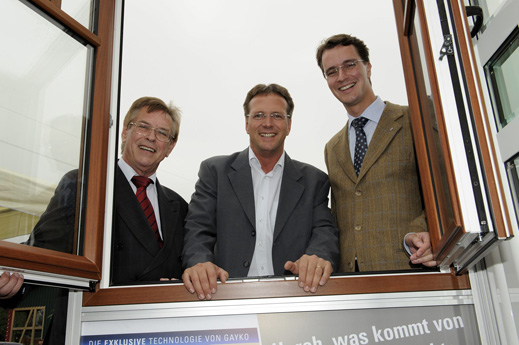 Hendrik Wst informierte sich gemeinsam mit Holger Mller und Marcus Mombauer ber Energie-Einsparmglichkeiten bei den rtlichen Ausstellern auf dem Klimatag