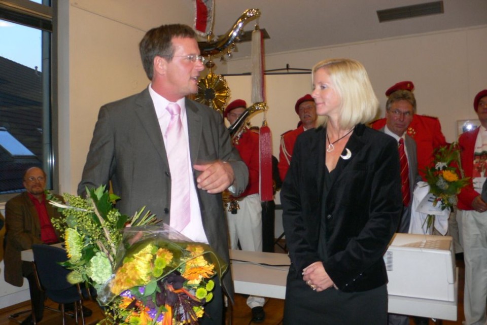 Marcus Mombauer nimmt gemeinsam mit Ehefrau Susanne die Glckwnsche im Ratssaal entgegen