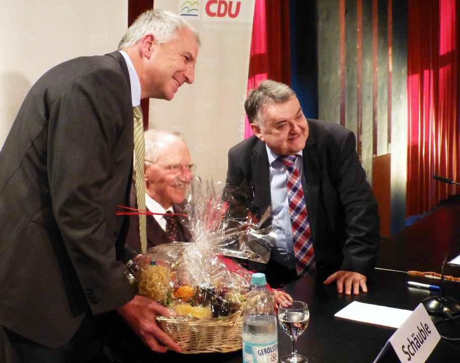 CDU-Kreisparteichef Rainer Deppe und der Europawahl-Spitzenkandidat Herbert Reul überreichen Bundesminister Wolfgang Schäuble das Gastgeschenk - ein Dank für 90 spannende Minuten im Bergischen Löwen