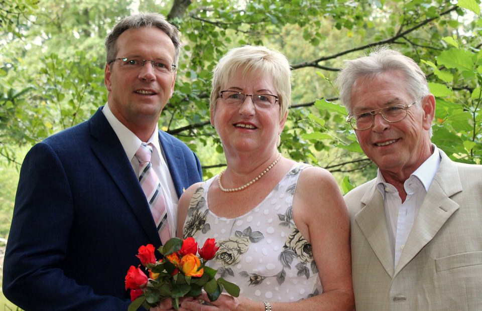 Bürgermeister Marcus Mombauer und Landtagsabgeordneter Holger Müller gratulieren der Rosenkönigin und Stadtratsmitglied (CDU) Helmi Hütten.