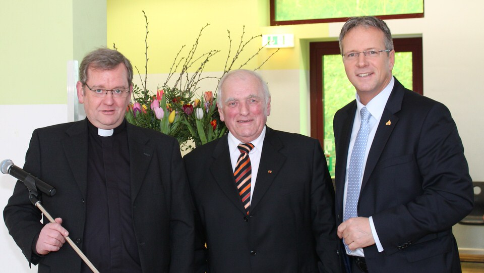 v.l.n.r.: Pastor Franz  Gerards, Altbürgermeister Dieter Happ, Bürgermeister Marcus Mombauer (Bild: Robert Scheuermeyer)